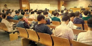 부동산 경매 참여를 위해 법정에서 기다리고 있는 사람들