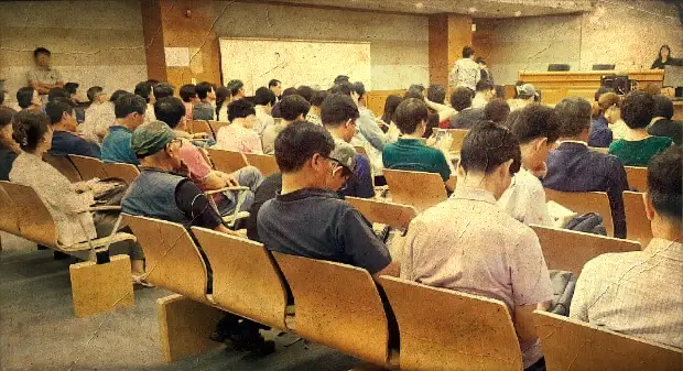 부동산 경매 참여를 위해 법정에서 기다리고 있는 사람들