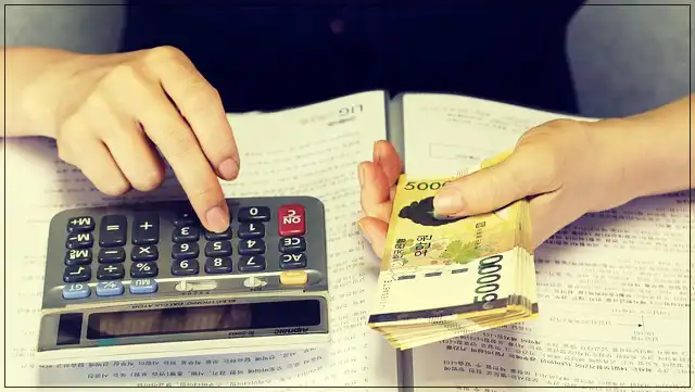 20대 재테크 시작법의 가장 중요한 부분인 수입을 사용처에 따라 분류하는 모습