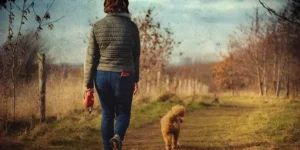 1cm 목표의 실천 방법 중 하나인 10분 걷기를 실천하고 있는 여성