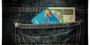 뒷주머니에 꽂혀있는 신용카드와 현금처럼 카드 한 장으로 고정비 정리하는 법은 카드와 현금을 적절히 사용하는 것