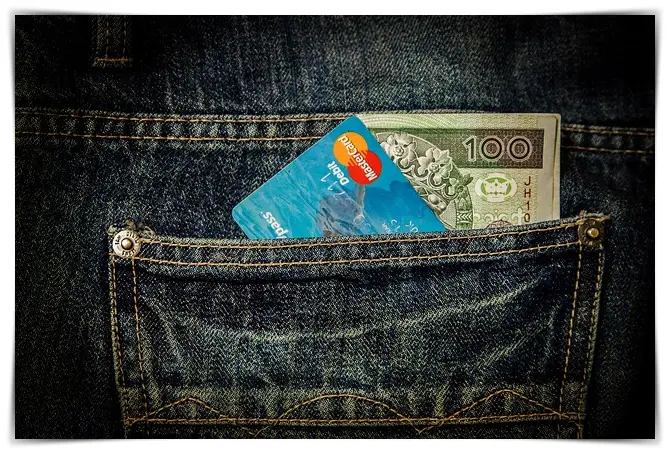 뒷주머니에 꽂혀있는 신용카드와 현금처럼 카드 한 장으로 고정비 정리하는 법은 카드와 현금을 적절히 사용하는 것