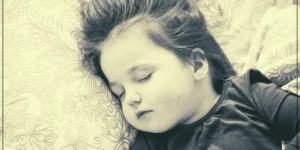 수면의 질 높이는 방법 중의 하나인 규칙적인 수면 습관을 지키는 어린 아이의 잠자는 모습