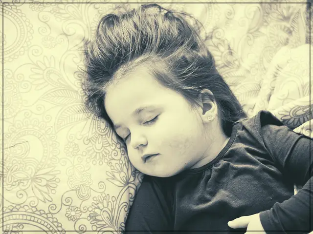 수면의 질 높이는 방법 중의 하나인 규칙적인 수면 습관을 지키는 어린 아이의 잠자는 모습